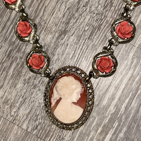 Cameo Faux FUN girlie necklace.  Fun necklace - Picture 2 of 5